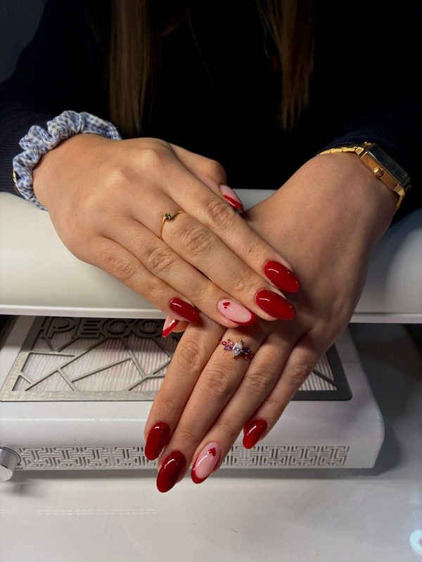 Pose vernis semi-permanent rouge — onglerie près de Rennes